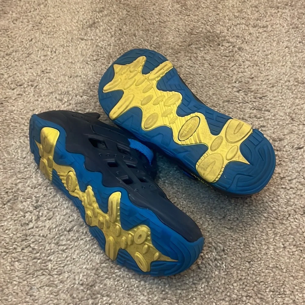 Boys Merrill swim shoes blue size 3